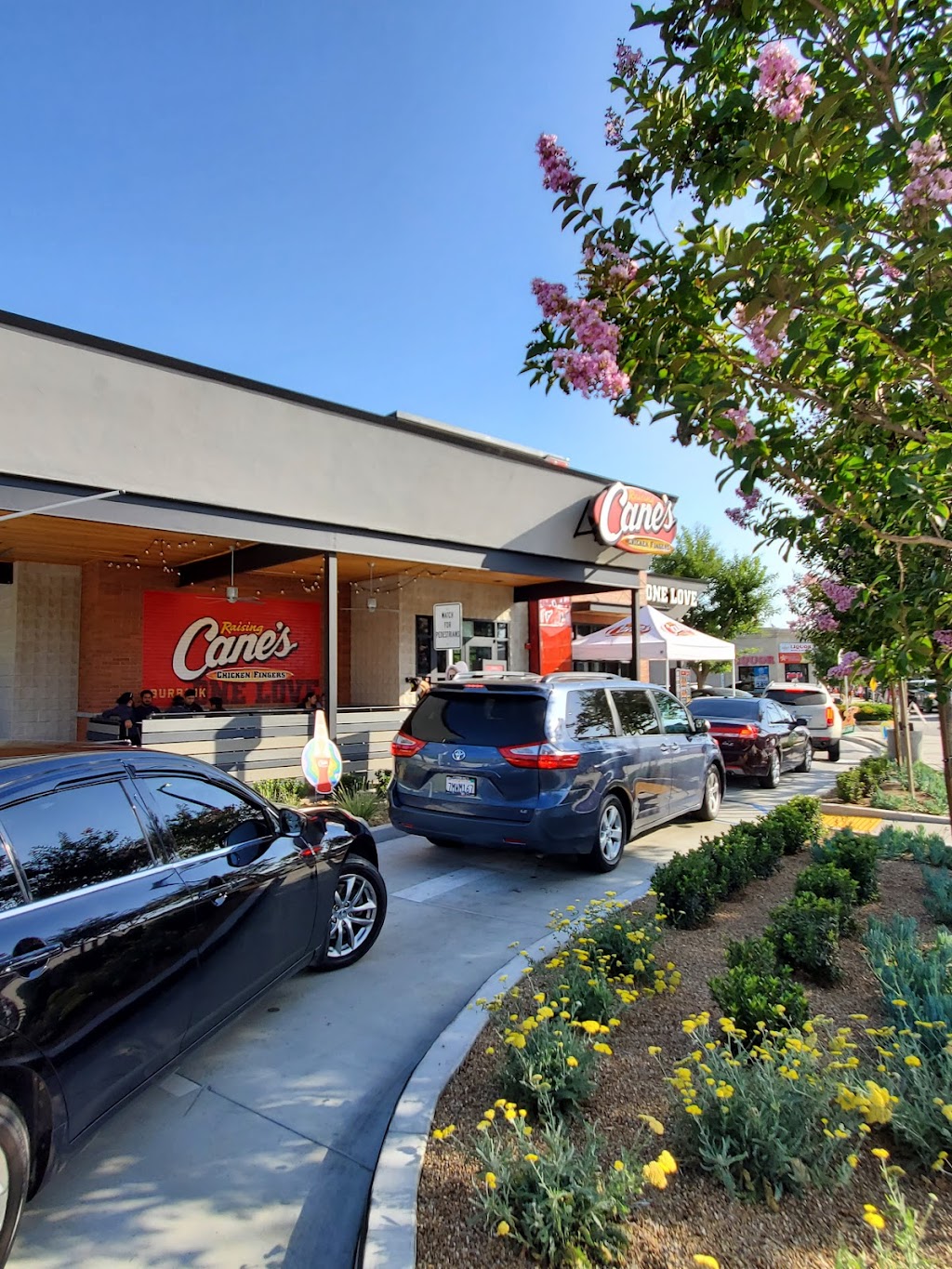 Raising Canes Chicken Fingers | meal takeaway | 1750 W Olive Ave, Burbank, CA 91506, USA | 8185310955 OR +1 818-531-0955