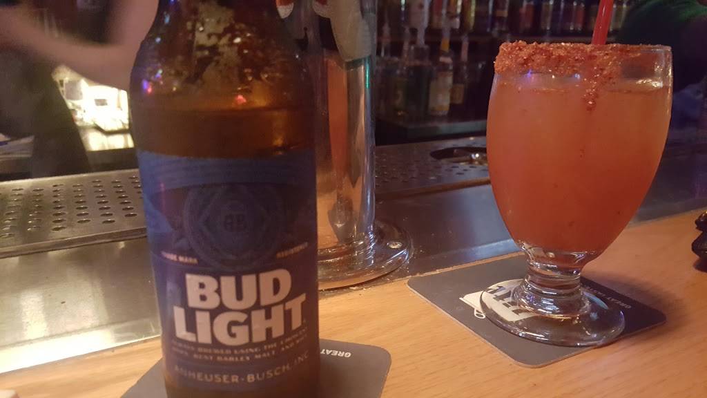 Off The Traxx | restaurant | 3144 Oak Park Ave # A, Berwyn, IL 60402, USA | 7086374430 OR +1 708-637-4430