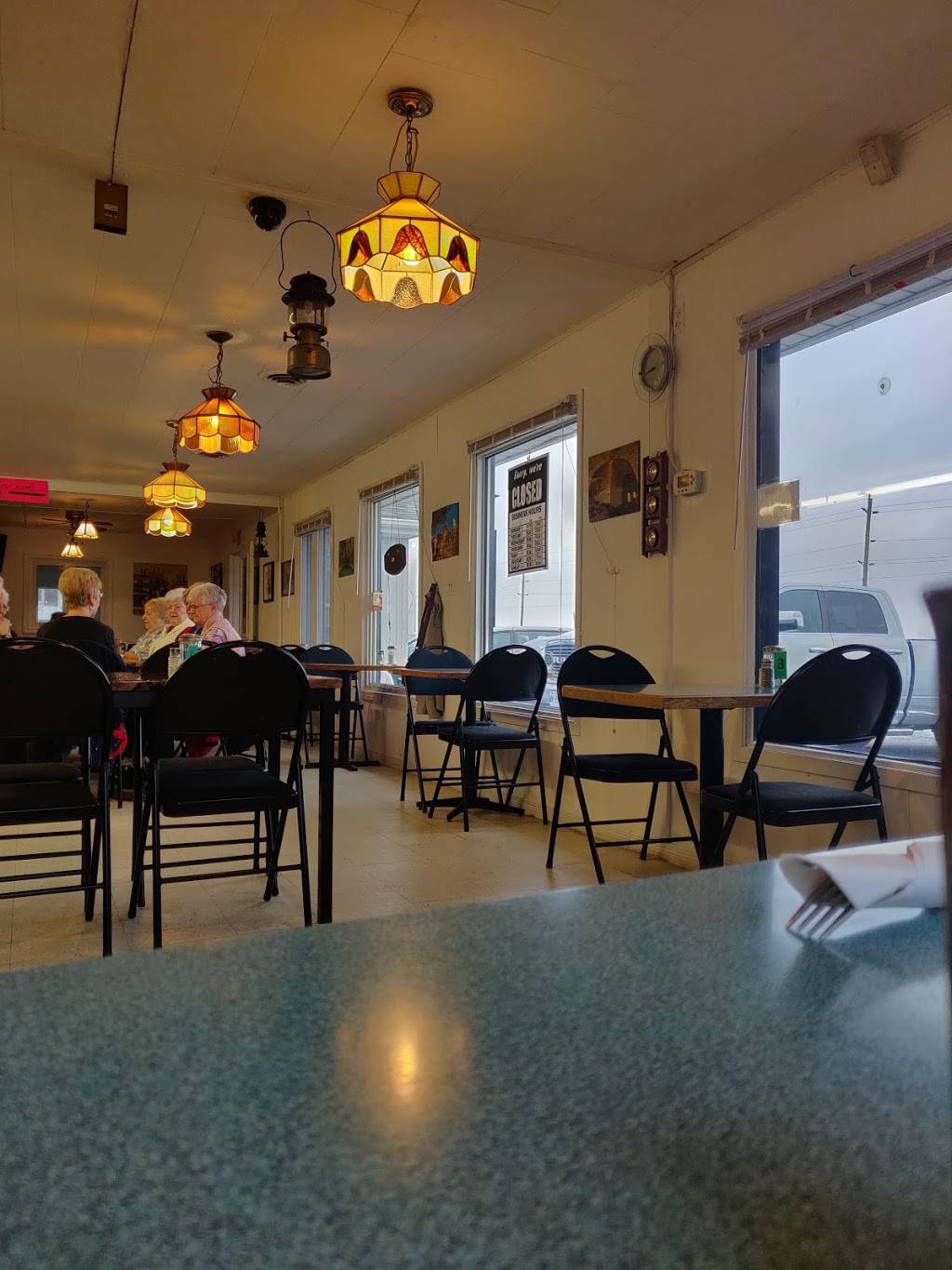 Sally’s Restaurant | restaurant | 132 Queen St S, Tilbury, ON N0P 2L0, Canada | 5196829393 OR +1 519-682-9393