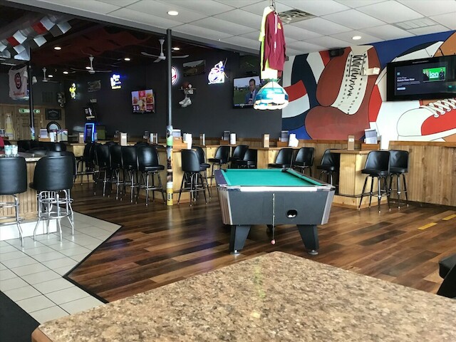 Sneakers Sports Bar & Grill | restaurant | 1221 Woodman Rd #100, Janesville, WI 53545, USA | 6087561221 OR +1 608-756-1221
