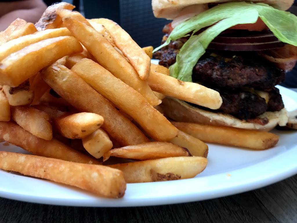 Captain Robins Family Restaurant | restaurant | 111 Lakeshore Rd W, Mississauga, ON L5H 2E3, Canada | 9052749111 OR +1 905-274-9111