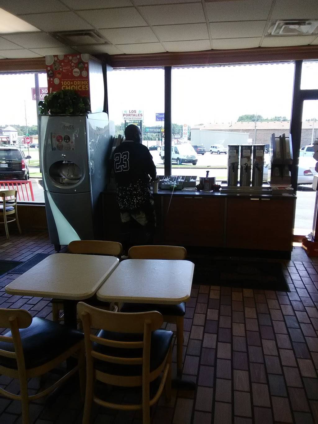 Wendys | restaurant | 2485 Lake Rd, Dyersburg, TN 38024, USA | 7318827439 OR +1 731-882-7439