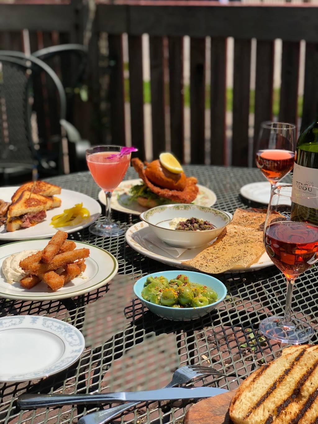 The Bungalow Club | restaurant | 4300 E Lake St, Minneapolis, MN 55406, USA | 6128663334 OR +1 612-866-3334