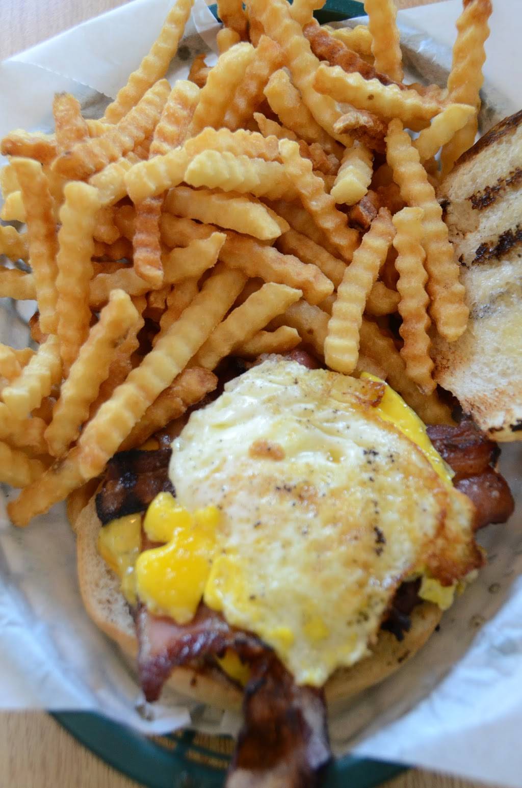 Woodeyes Bar and Grill | restaurant | 700 W Main St, Winneconne, WI 54986, USA | 9205824887 OR +1 920-582-4887