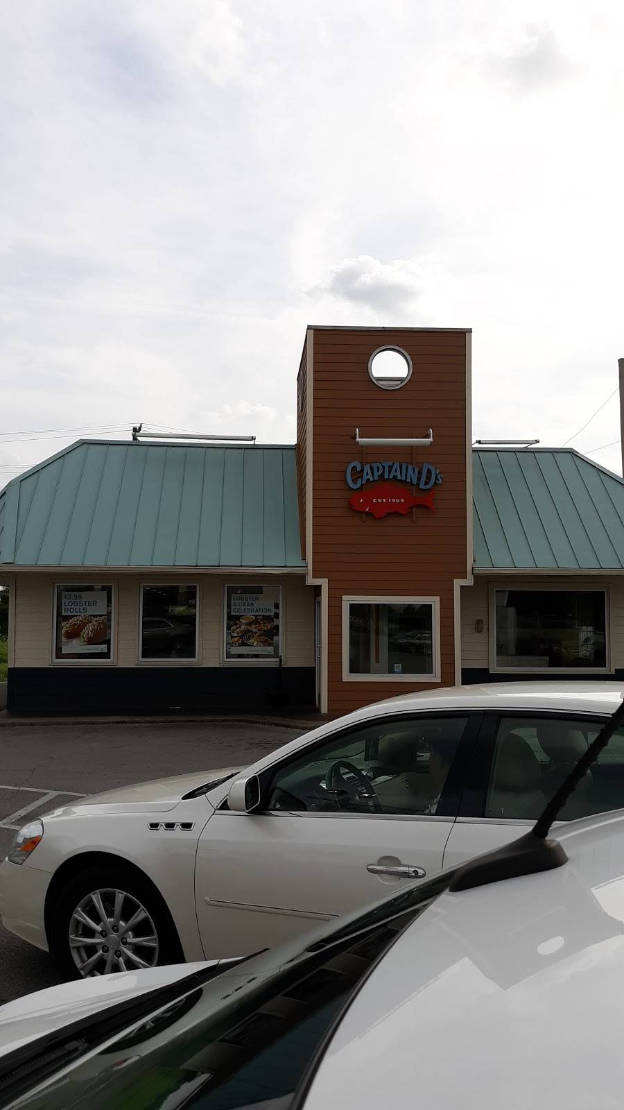 Captain Ds | restaurant | 2939 Fort Campbell Blvd, Hopkinsville, KY 42240, USA | 2708854555 OR +1 270-885-4555