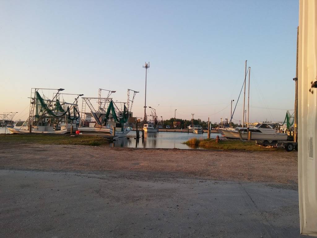 Paradise Restaurant | restaurant | 2101 Paris Rd, New Orleans, LA 70129, USA | 5042778054 OR +1 504-277-8054