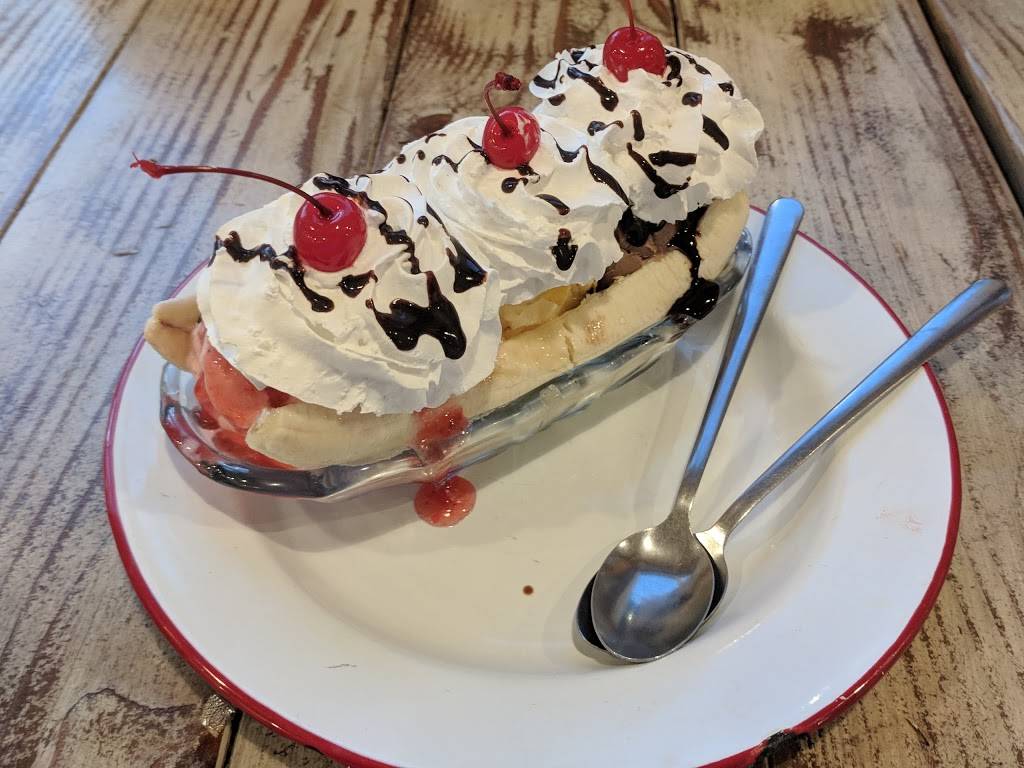 Farm Luck Soda Fountain & Dry Goods | restaurant | 109 W Franklin St #119, Waxahachie, TX 75165, USA | 2149038021 OR +1 214-903-8021