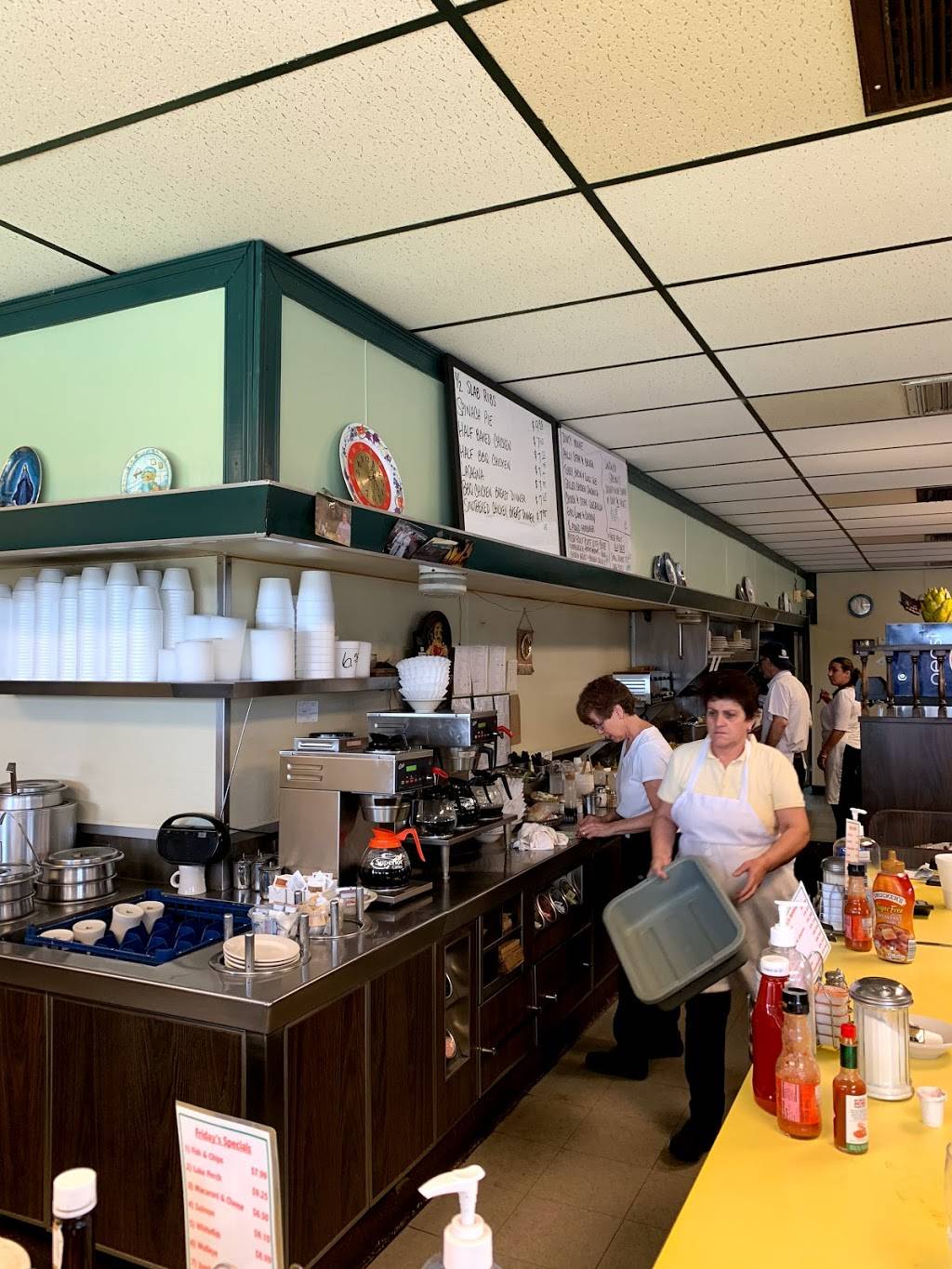 Georges Family Restaurant | restaurant | 1721 West Rd, Trenton, MI 48183, USA | 7346758680 OR +1 734-675-8680