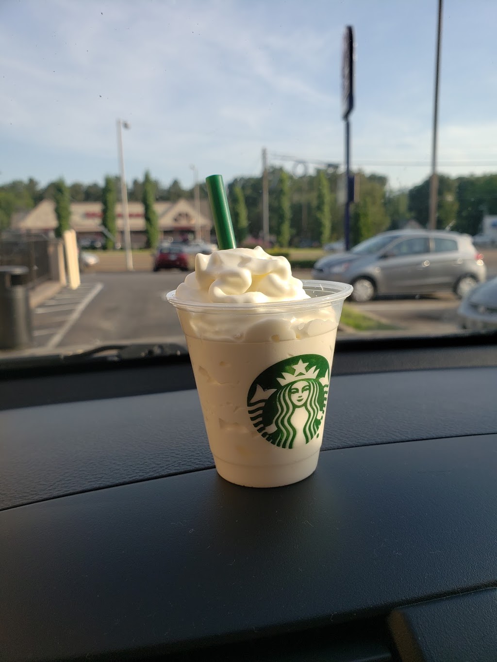 Starbucks | cafe | 3388 Poplar Ave, Memphis, TN 38111, USA | 9013201021 OR +1 901-320-1021