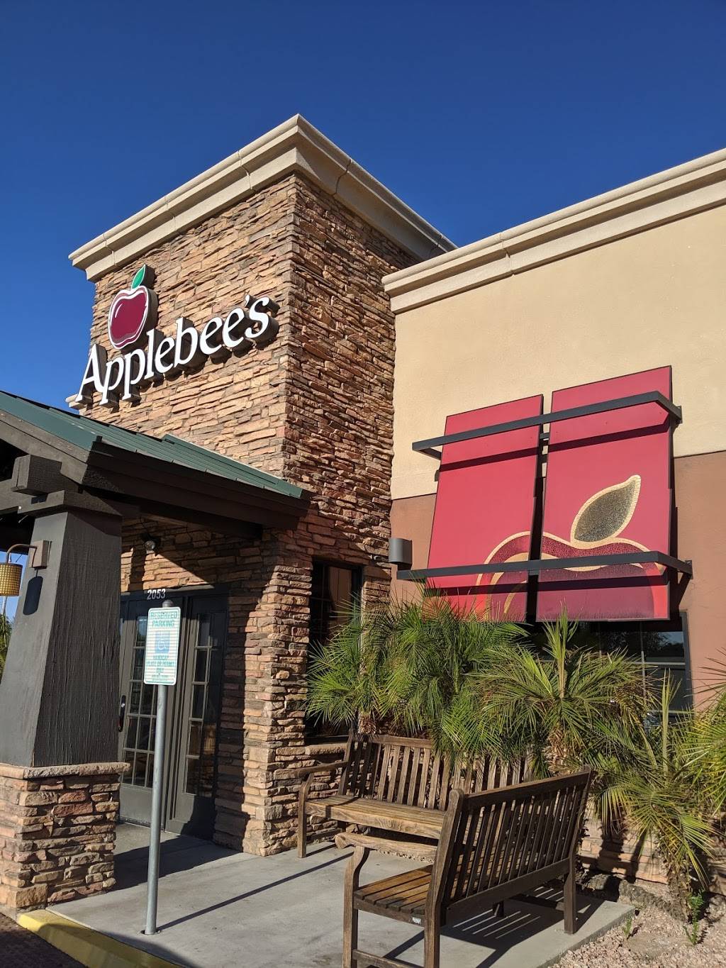 Applebees Grill + Bar | restaurant | 2053 S Alma School Rd, Mesa, AZ 85210, USA | 4808317557 OR +1 480-831-7557