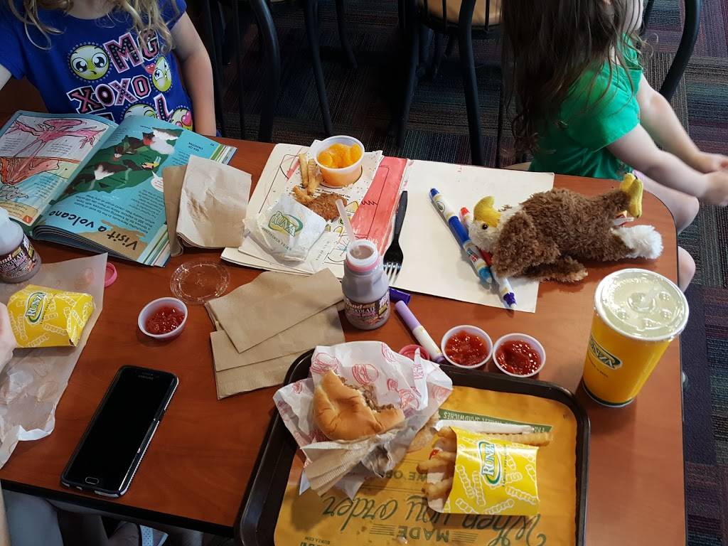 Runza Restaurant | restaurant | 17505 Gold Plaza, Omaha, NE 68130, USA | 4026979500 OR +1 402-697-9500