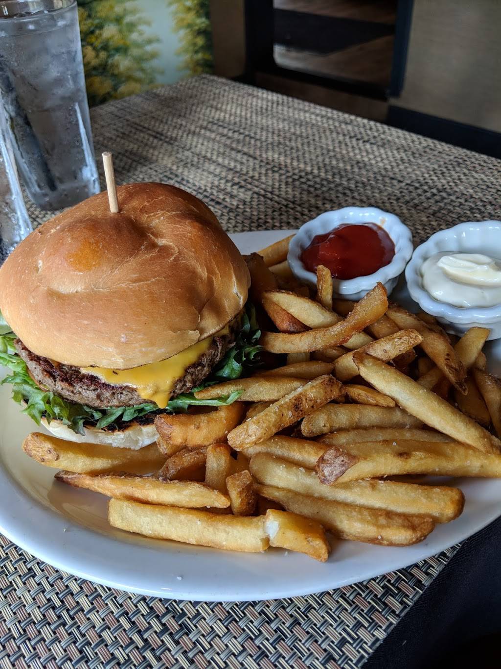 Warrens Spirited Kitchen | restaurant | 14614 E Park St, Burton, OH 44021, USA | 4402738100 OR +1 440-273-8100