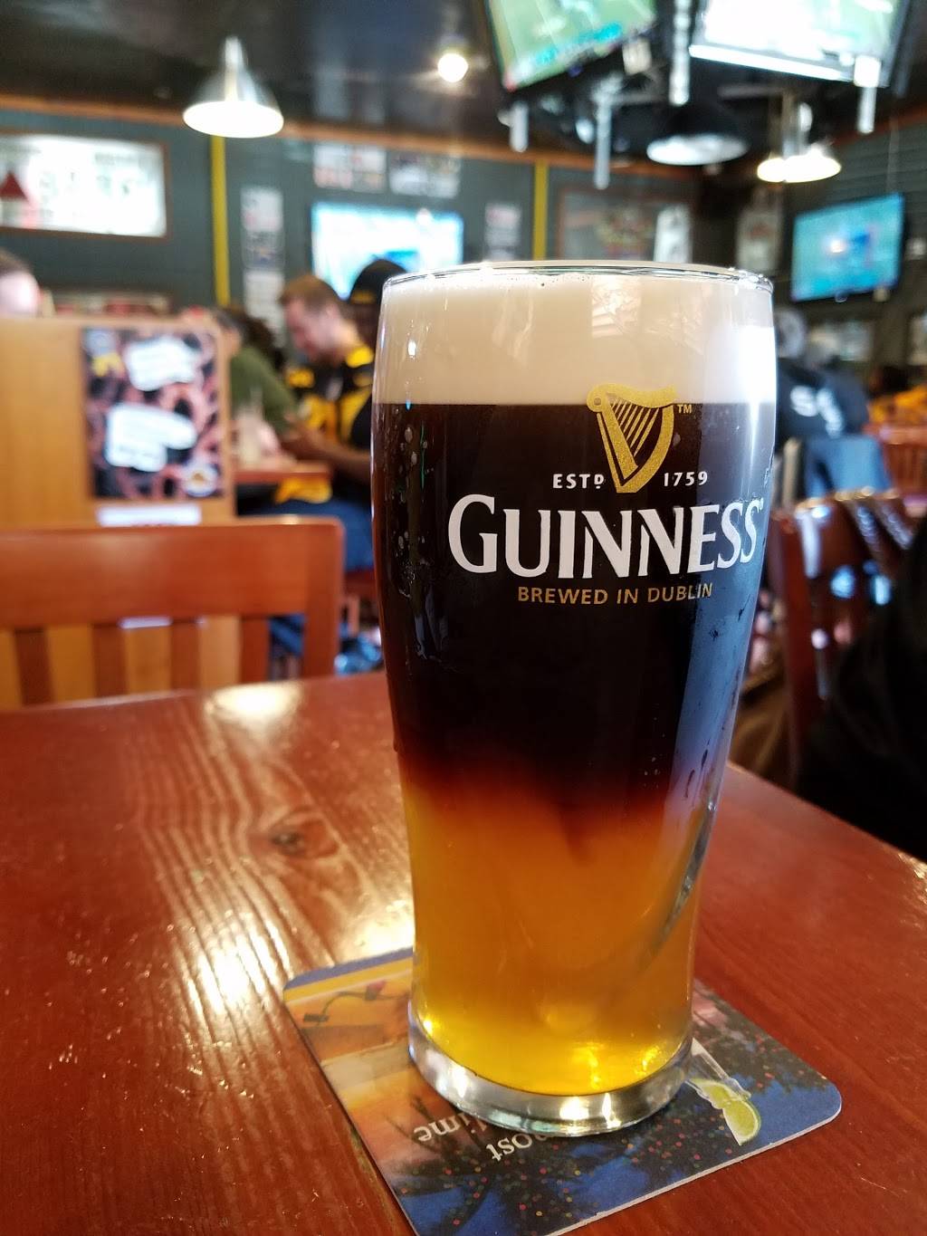 Champs Sports Pub | restaurant | 4103 W Burbank Blvd, Burbank, CA 91505, USA | 8188409493 OR +1 818-840-9493