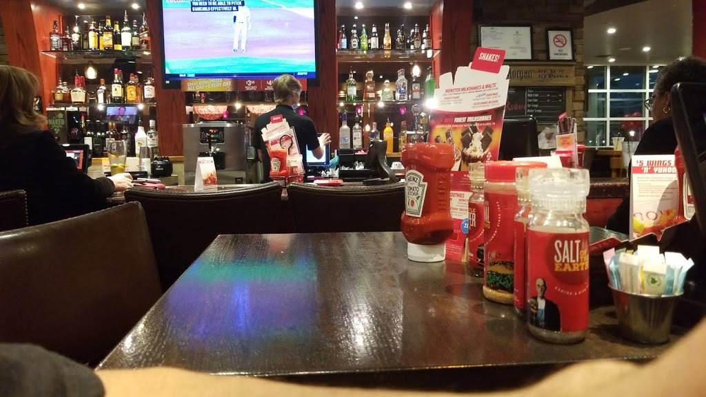 Red Robin Gourmet Burgers and Brews | restaurant | 9945 Sowder Village Square, Manassas, VA 20109, USA | 7033305333 OR +1 703-330-5333