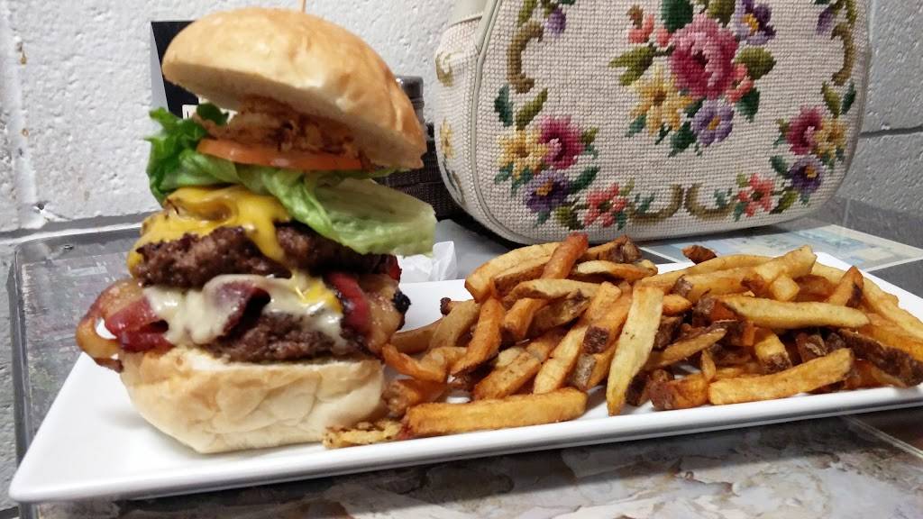 The Crazy Canuck | restaurant | 845 Weber St N, Waterloo, ON N2J 4G8, Canada | 5197472729 OR +1 519-747-2729