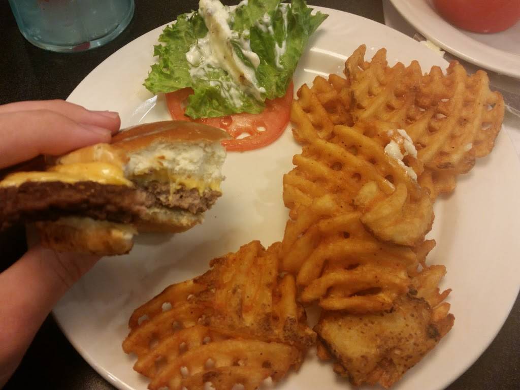 Friendlys | restaurant | 553 Hawkins Ave, Ronkonkoma, NY 11779, USA | 6319816659 OR +1 631-981-6659