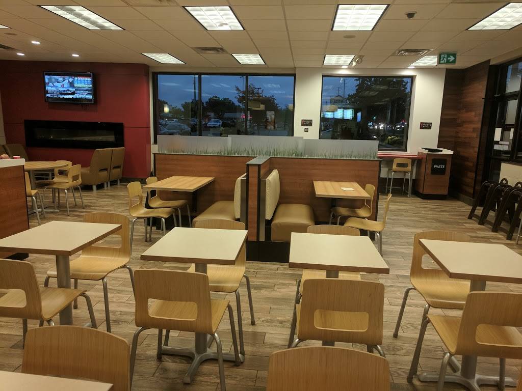 Wendys | restaurant | 2400 Dundas St W, Mississauga, ON L5K 2R8, Canada | 9058558953 OR +1 905-855-8953