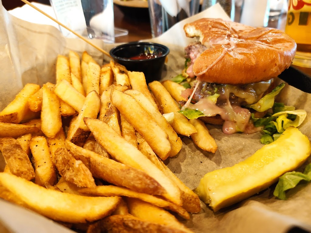 Crooked Pint Ale House | restaurant | 6151 N 99th Ave, Glendale, AZ 85305, USA | 6026035810 OR +1 602-603-5810