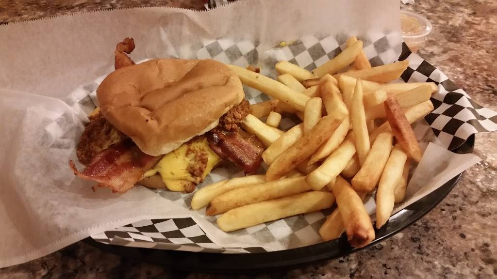 Carolina Burger | restaurant | 606 Blowing Rock Blvd, Lenoir, NC 28645, USA | 8287589707 OR +1 828-758-9707