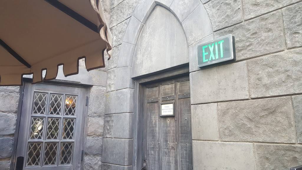 The Three Broomsticks | restaurant | 100 Universal City Plaza, Universal City, CA 91608, USA | 8008648377 OR +1 800-864-8377