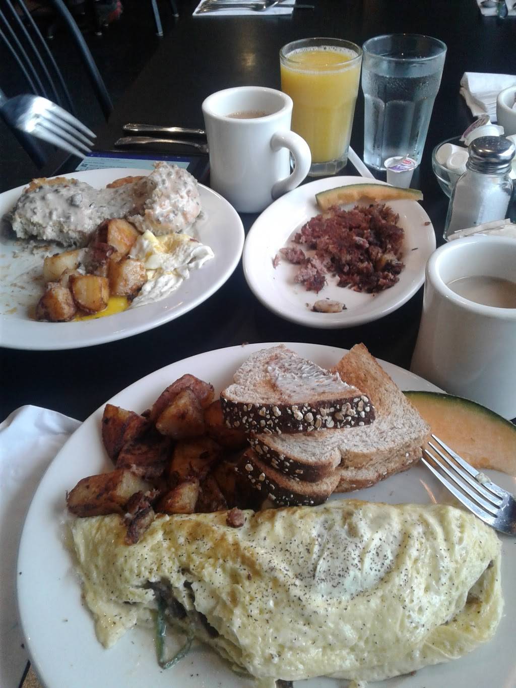 Leons Cafe & Catering | restaurant | 230 Waseca Ave, Barrington, RI 02806, USA | 4012471660 OR +1 401-247-1660