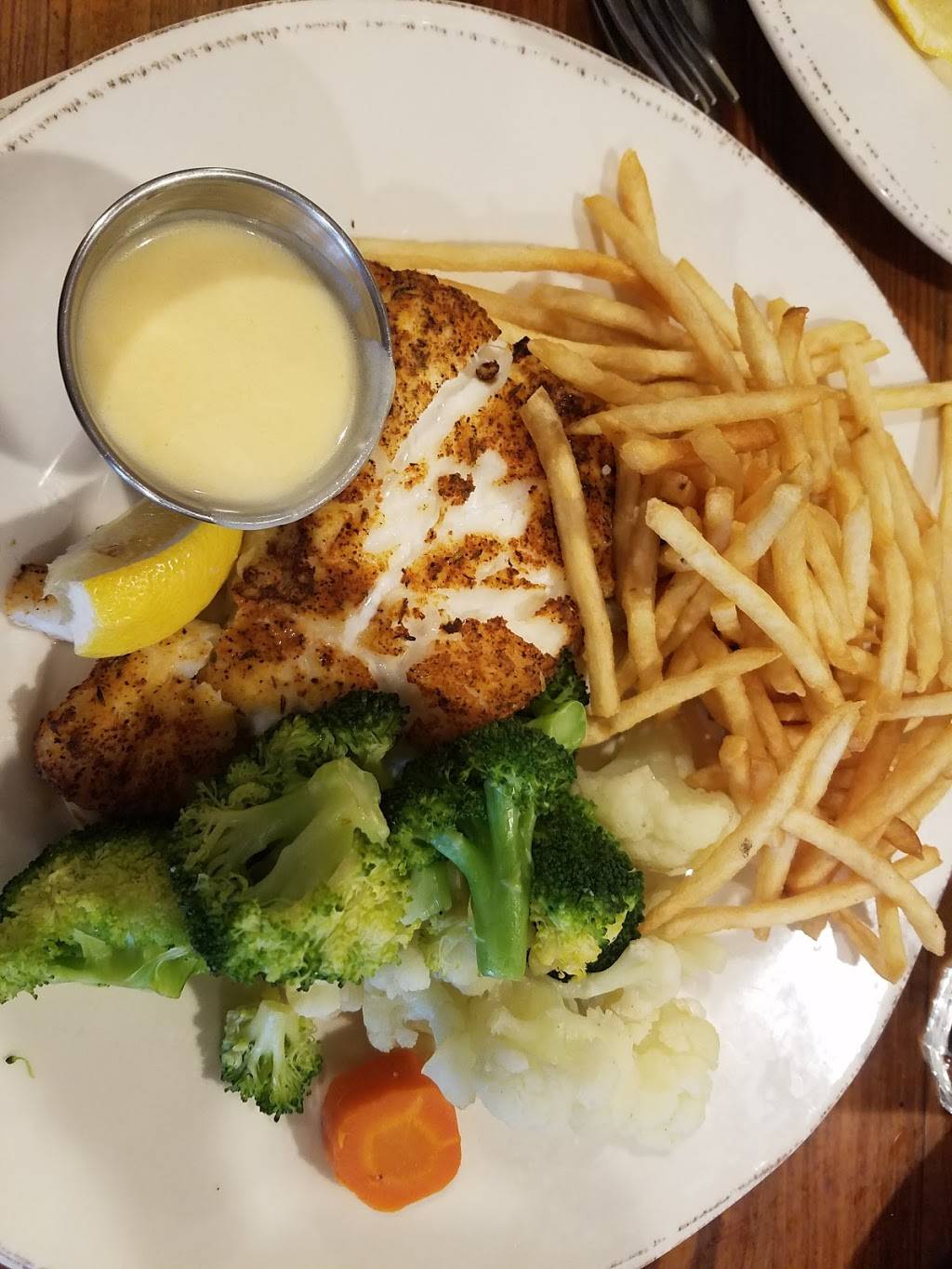 Fins Fish House & Raw Bar | restaurant | 243 Rehoboth Ave, Rehoboth Beach, DE 19971, USA | 3022263467 OR +1 302-226-3467