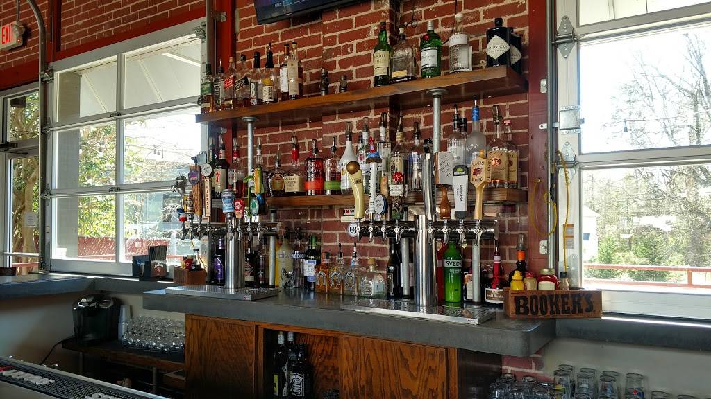 Universal Joint | restaurant | 300 E Stone Ave, Greenville, SC 29609, USA | 8642524055 OR +1 864-252-4055