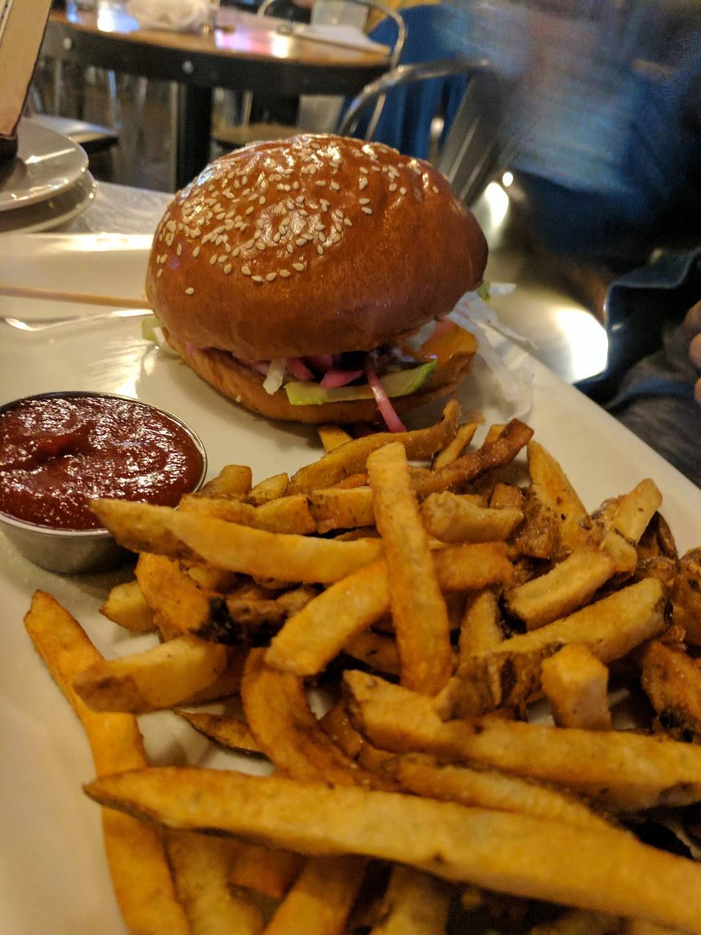 Sociable Kitchen + Tavern | restaurant | 45 King George Rd, Brantford, ON N3R 5K2, Canada | 5197514042 OR +1 519-751-4042