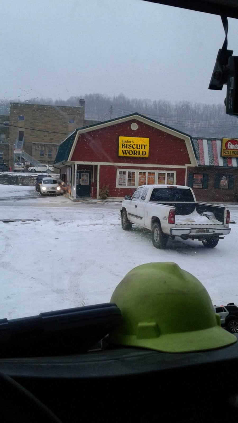 Tudors Biscuit World | restaurant | 104 Market St, Grantsville, WV 26147, USA | 3043549559 OR +1 304-354-9559