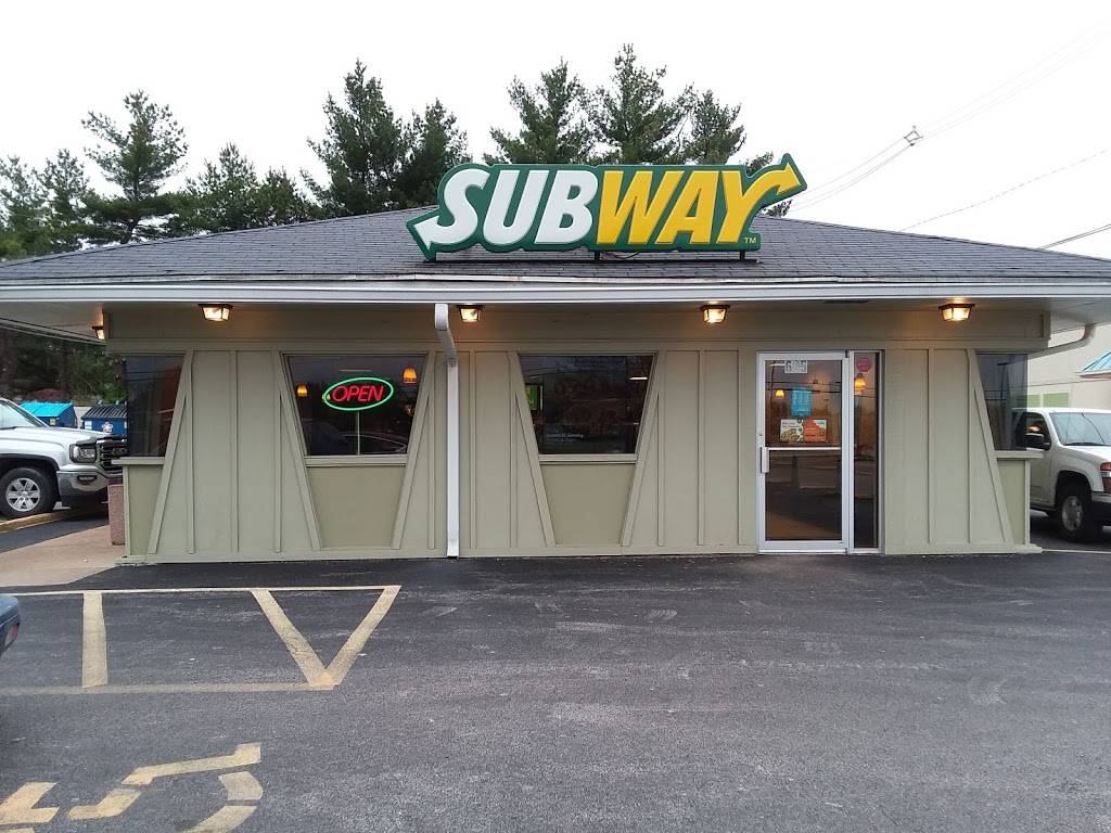 Subway | restaurant | 605 Carlyle Ave, Belleville, IL 62221, USA | 6182772200 OR +1 618-277-2200