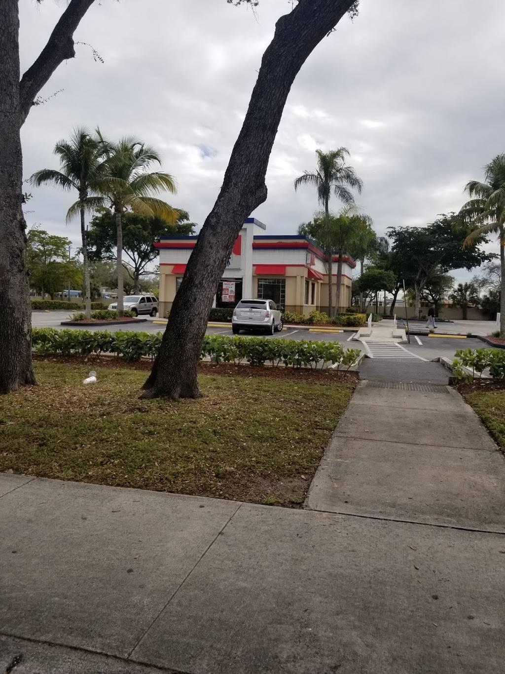 KFC | restaurant | 815 W Hallandale Beach Blvd, Hallandale Beach, FL 33009, USA | 9544545618 OR +1 954-454-5618