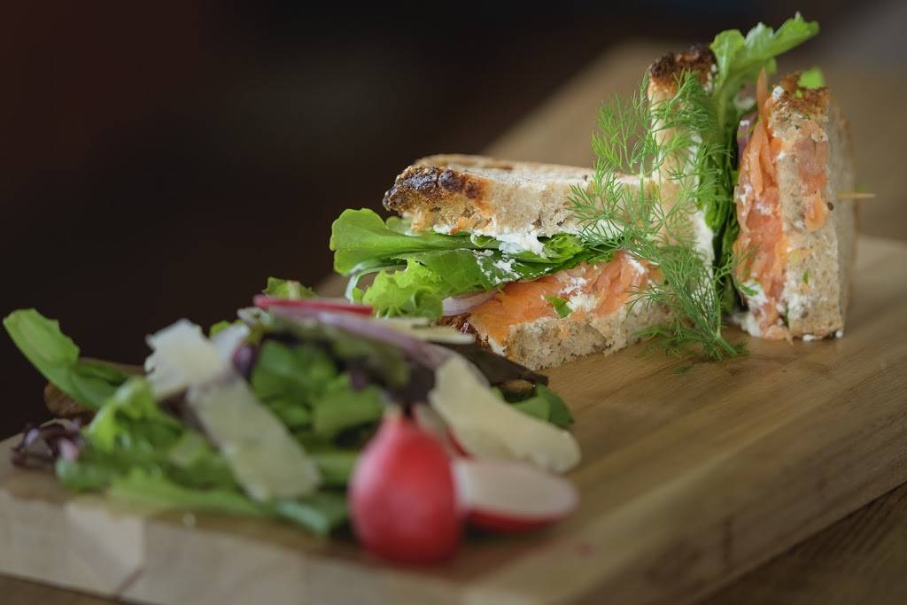 Horloge cassée | restaurant | 1296 QC-243, Melbourne, QC J0B 2B0, Canada | 8196440311 OR +1 819-644-0311