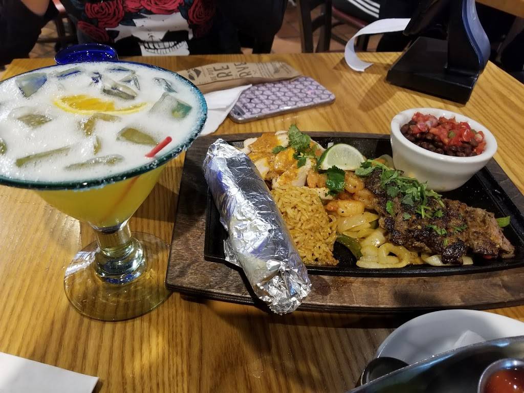 Chilis Grill & Bar | meal takeaway | 5015 Westheimer Rd #1310, Houston, TX 77056, USA | 7136227924 OR +1 713-622-7924