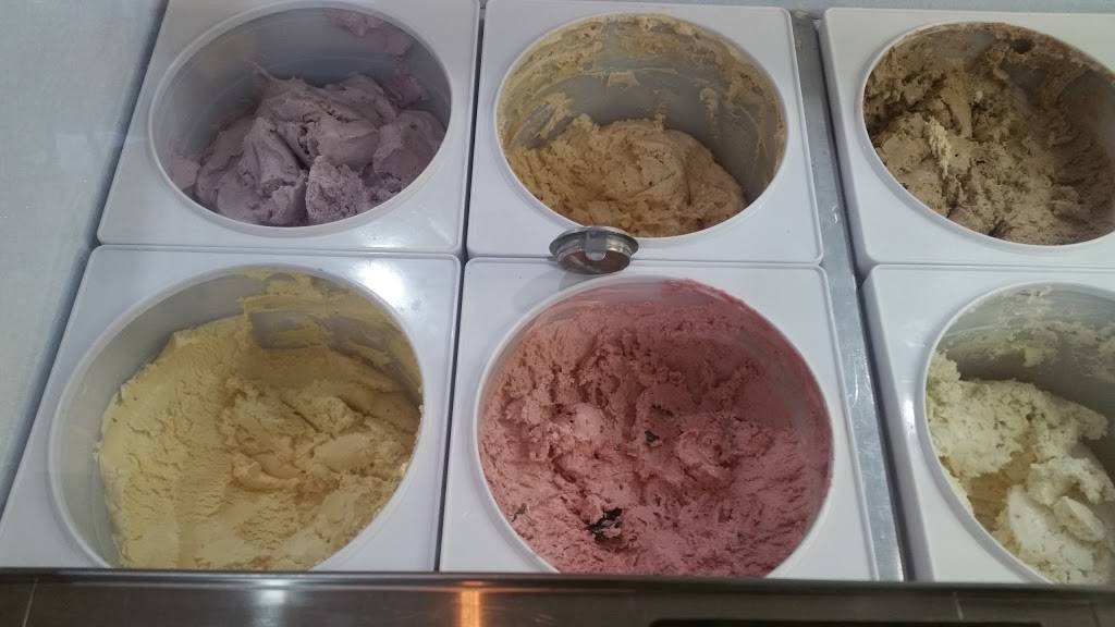 Twister Ice Cream | restaurant | 164 White St, Danbury, CT 06810, USA | 2037487020 OR +1 203-748-7020