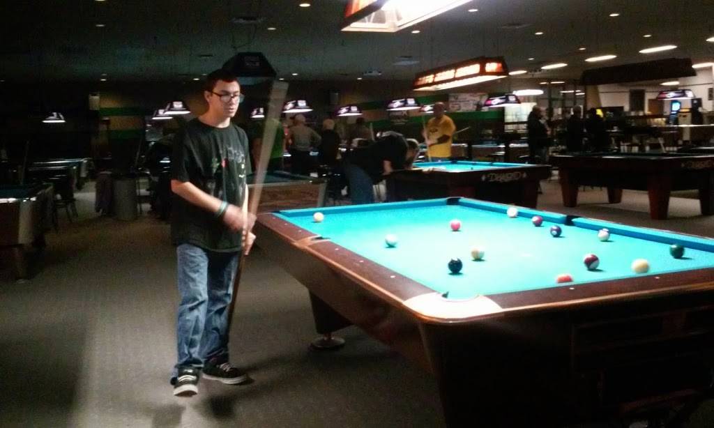 Sharkys Billiards | restaurant | 2902 E Kimberly Rd suite 2, Davenport, IA 52807, USA | 5633597225 OR +1 563-359-7225