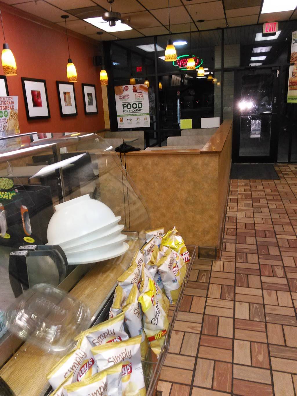 Subway | restaurant | 13311 W 10 Mile Rd, Oak Park, MI 48237, USA | 2485841837 OR +1 248-584-1837