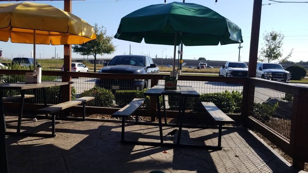 Willies Grill & Icehouse | restaurant | 24236 Northwest Fwy, Cypress, TX 77429, USA | 2817580558 OR +1 281-758-0558