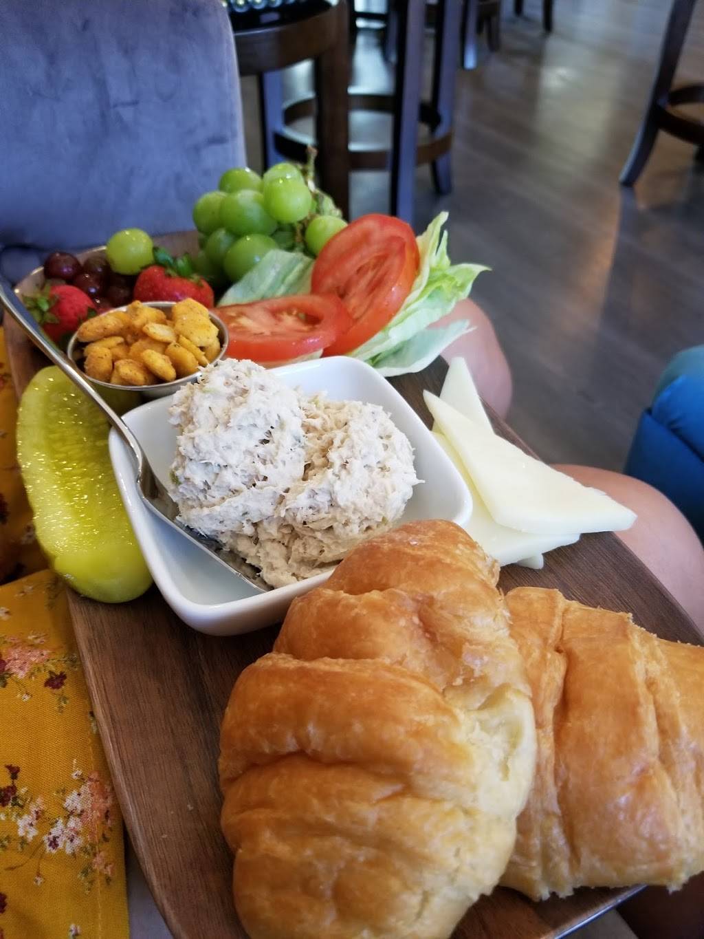 Wine Revue | restaurant | 219 Parking Way, Lake Jackson, TX 77566, USA | 9792928180 OR +1 979-292-8180