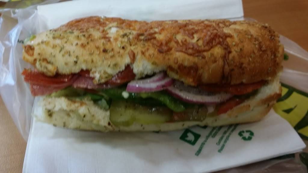 Subway | restaurant | 427 5th Ave, Moon, PA 15108, USA | 4123297696 OR +1 412-329-7696