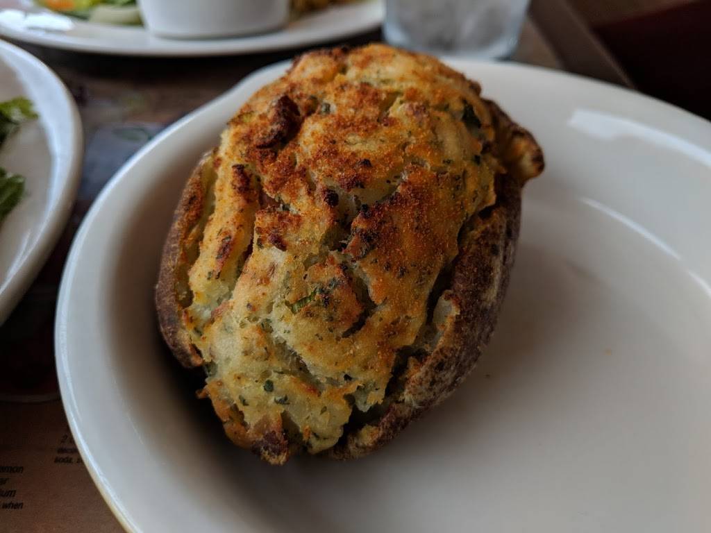 Golden Tee Restaurant & Bar | restaurant | 200 Fred Kane Dr #201, Monterey, CA 93940, USA | 8313731232 OR +1 831-373-1232