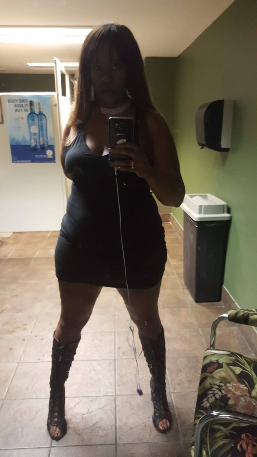 Ducketts | restaurant | 325 W Walton Blvd, Pontiac, MI 48340, USA | 2483346222 OR +1 248-334-6222