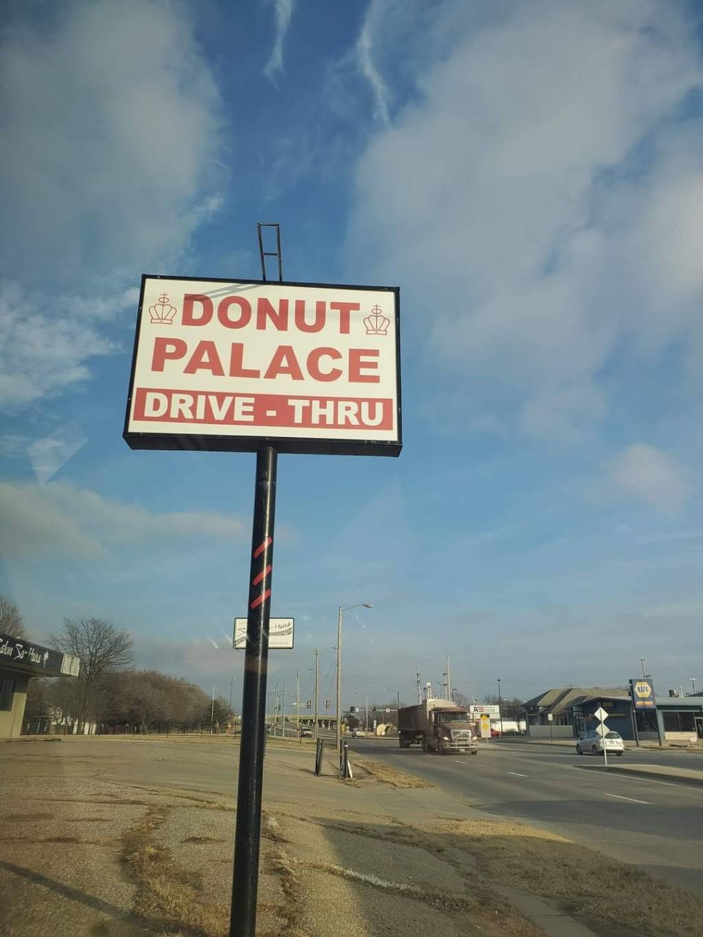 Donut Palace | restaurant | 114 E 7th Ave, Augusta, KS 67010, USA | 3166333456 OR +1 316-633-3456