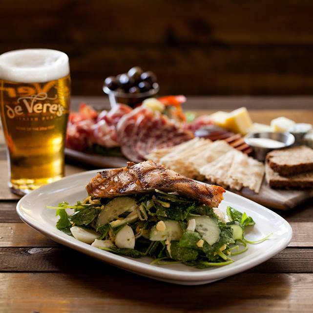 de Veres Irish Pub | restaurant | 217 E St, Davis, CA 9616, USA | 5302045533 OR +1 530-204-5533