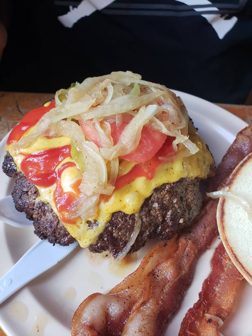 Illinois Bar & Grill | restaurant | 4135 W 47th St, Chicago, IL 60632, USA | 7738472525 OR +1 773-847-2525