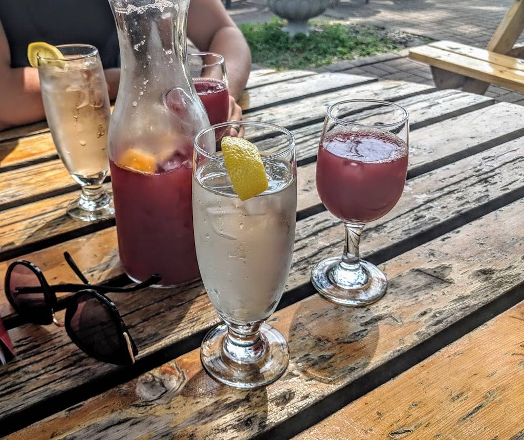 Bistro La Trinquette | restaurant | 290 Rue Champlain, Saint-Jean-sur-Richelieu, QC J3B 6W2, Canada | 4503491811 OR +1 450-349-1811