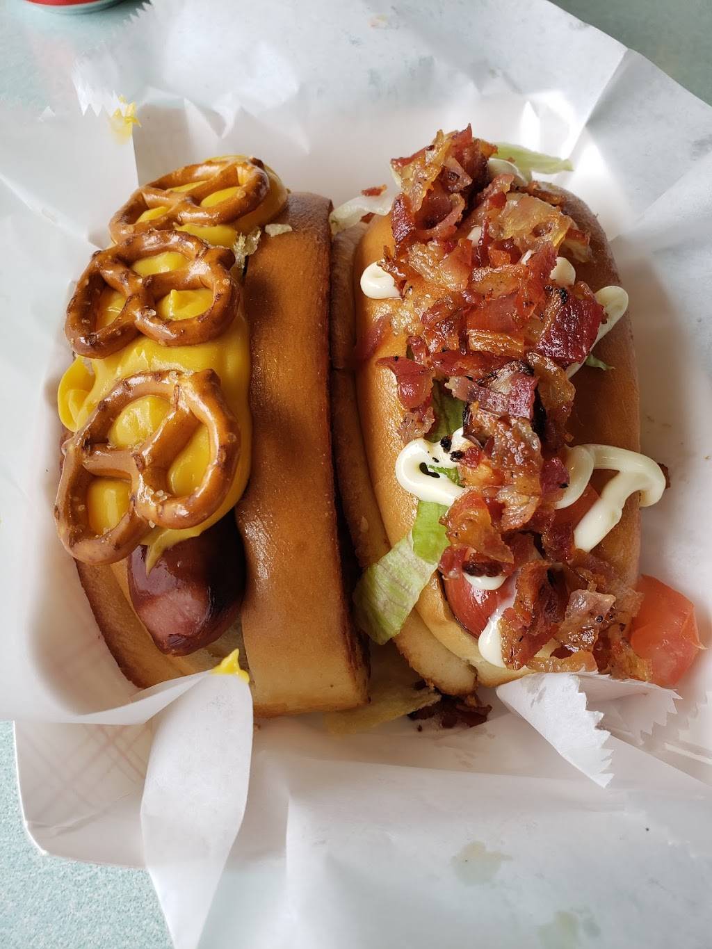 Dans Dogs Hot Dog Eatery & Diner (formerly The Place To Be Deli | restaurant | 5751 Smith Rd, Cleveland, OH 44142, USA | 2168989141 OR +1 216-898-9141