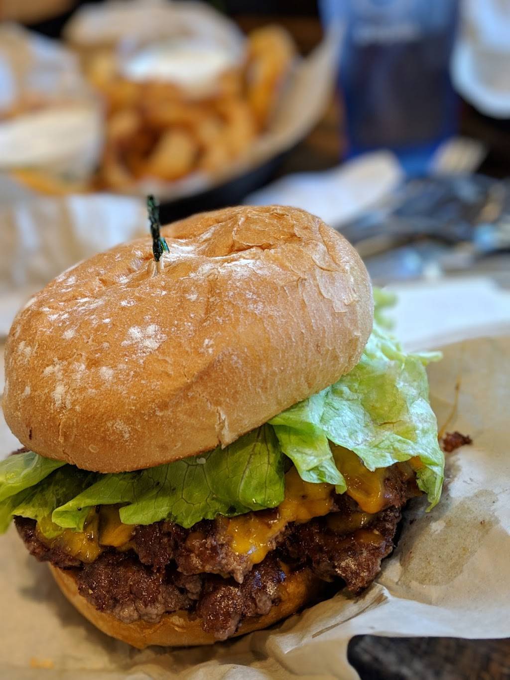 Empire Burger | restaurant | La Cima Mall, 500 S Main St, Breckenridge, CO 80424, USA | 9704532329 OR +1 970-453-2329