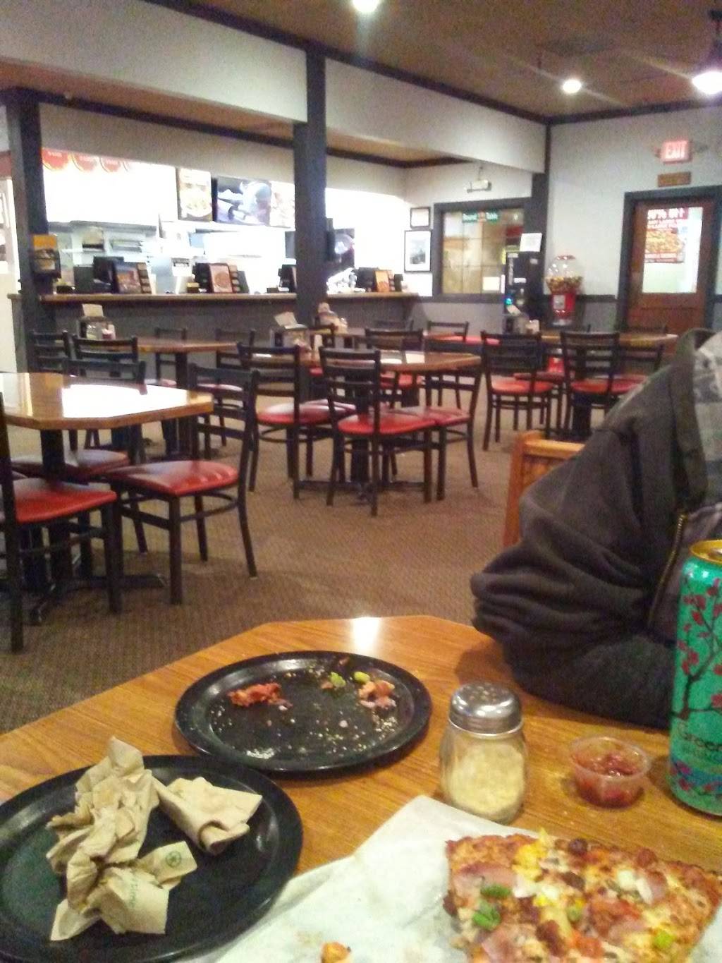 Round Table Pizza | meal delivery | 686 Sutton Way, Grass Valley, CA 95945, USA | 5302736155 OR +1 530-273-6155