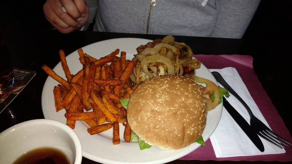 Brian Dempseys | restaurant | 3931 Bell Blvd, Bayside, NY 11361, USA | 7186313024 OR +1 718-631-3024