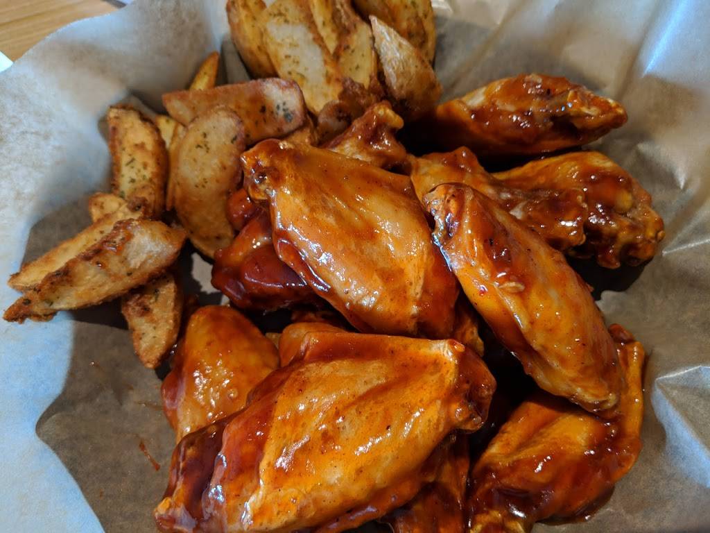 Buffalo Wild Wings | restaurant | 425 W Dussel Dr, Maumee, OH 43537, USA | 4198939464 OR +1 419-893-9464
